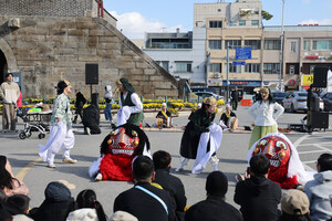 축제장 곳곳에서 다양한 공연이 펼쳐져 방문객들의 큰 호응을 얻었다.