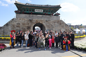 축제장 입구가 위치한 조양문 앞에서 기념사진을 촬영하고 있는 미국 방문객들.&nbsp;
