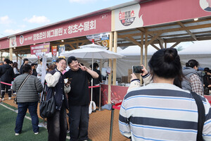 유명 유튜버들이 부스 운영을 통해 개성있는 바비큐 요리와 팬서비스를 선보이며 유쾌한 축제장 분위기를 만들었다.&nbsp;