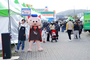 홍성 한돈·한우존에서는 최대 40% 저렴하게 신선한 고기를 구입할 수 있고, 길건너편 상설시장 구이존에서 직접 구워먹을 수 있다.&nbsp;