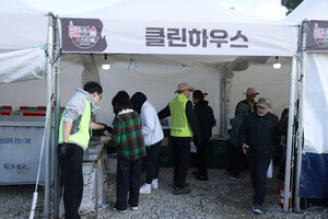 축제장 곳곳에 마련된 클린하우스에는 자원봉사자들이 배치돼 위생 상태를 유지했다.