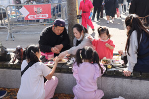 가족 단위로 축제장을 찾아 다양한 바비큐 요리를 맛 보고 있는 방문객들.