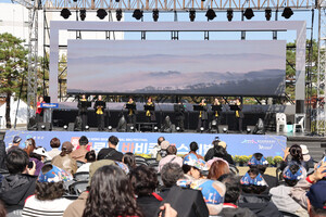 홍성글바페와 함께 열린 홍성군 평생학습 한마당에서 오카리나 공연이 펼쳐지고 있다.