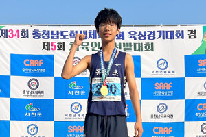 세단뛰기 금메달과 높이뛰기 은메달을 획득한 이정윤 선수가 기쁨을 만끽하고 있다.