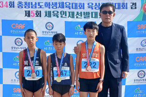 800m에서 금메달을 따낸 정재희 선수(가운데)가 기념 촬영을 하고 있다.