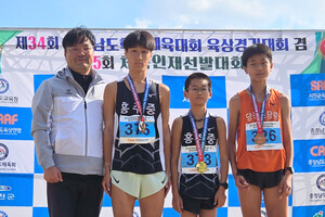 3000m 금메달과 1500m 은메달을 수상한 이상현 선수(가운데)와 3000m 은메달과 1500m 동메달을 거머쥔 김태산 선수(왼쪽).