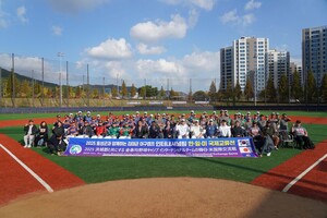 한·일·미 3개국 이 참가한 '국제교류전'을 마치고 관계자와 유소년 선수들이 기념촬영을 하고 있다.