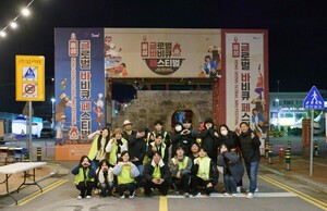 ‘2025 홍성글로벌바비큐페스티벌’ 자원봉사자들이 기념 촬영을 하고 있다.