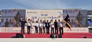 한궁 여자 단체전 우승을 차지한 대한노인회 홍성군지회 선수들이 만세를 외치며 기념촬영을 하고 있다