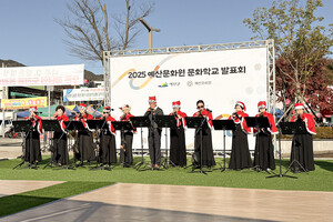 문화강좌 성과공유회에서 오카리나 수강생들이 실력을 뽐내고 있다.