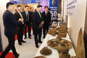 몽골문화원 개원 50주년 기념 홍성의 무형유산 작품 전시회에서 관계자들이 댕댕이장 작품을 감상하고 있다.