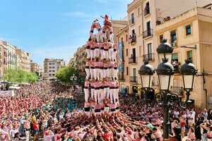 스페인 타라고나의 산타 테클라 축제에서 수백 명이 힘을 모아 인간 탑 ‘카스텔’을 쌓으며 전통과 공동체 정신을 보여주고 있는 모습. 사진=타라고나시 제공