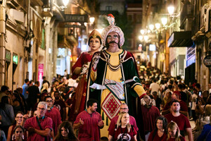 산타 테클라 축제의 전통 행렬 장면.