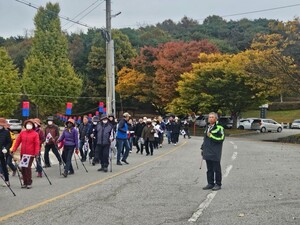 지역주민들이 백야 둘레길 걷기대회에 참여해 가을을 만끽하고 있다.