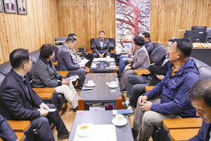 홍성군의회 의원들이 지난 12일 울진군의회를 방문해 김정희 의장과 인사를 나누고 있다.