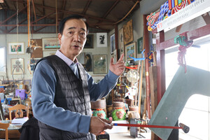 박상용 관장이 전통 악기 ‘특경’에 대해 설명하고 있다.