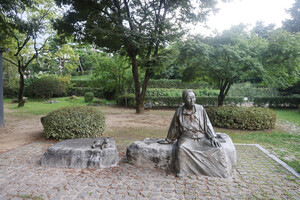 원주 옛집 앞 박경리상.