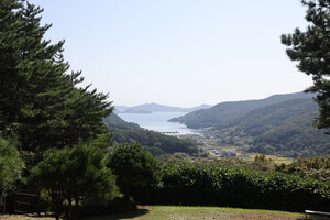 경남 통영 박경리 묘소에서 바라본 통영앞바다.