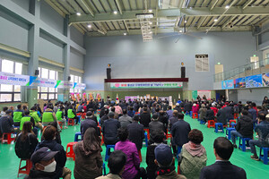홍성군 지체장애인의 날 기념식·어울림 축제에 장애인과 비장애인이 함께 모여있다.&nbsp;