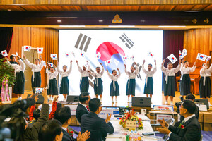 독립군·광복군 아리랑 공연을 감상하며 참석자들이 큰 박수로 화합하고 있다.