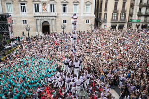 라 메르세 2025 축제를 맞아 테라사의 미뇽스 팀이 산 자우메 광장에서 보강대 ‘포르라’와 지지대 ‘마니야스’를 갖춘 9단 2명 탑 ‘카스텔’을 완성하고 있다.&nbsp;