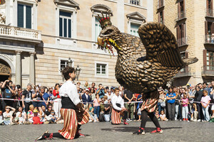 카탈루냐를 상징하는 의례 독수리 ‘라 알리가’가 산 자우메 광장에서 춤사위를 선보이고 있다.