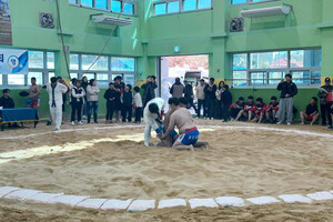 공주생명과학고 씨름장에서 씨름 경기가 진행되고 있다.