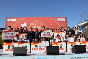 요리경연대회에 수상한 수상자들과 주최자들이 한데 모여 기념촬영을 하고 있다.