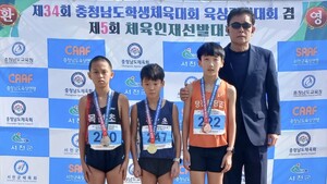 800m에서 금메달을 따낸 정재희 선수(가운데)와 이환종 홍남초 교장(오른쪽).