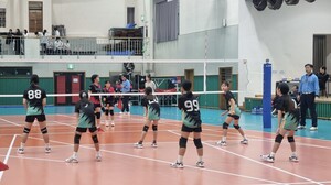 천안고에서 홍성초등학교 배구팀(9명)이 경기 중이다.