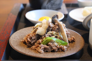 취향에 맞춰 건져낸 불고기를 노른자 소스에 찍어 먹는다.&nbsp;