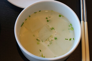 비빔밥과 조화를 이루는 뭇국, 추젓의 풍미와 함께 깔끔한 맛.