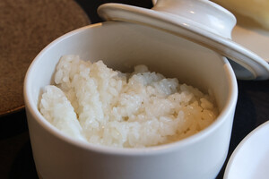 보기만 해도 입맛을 끌어올리는 윤기 흐르는 밥.