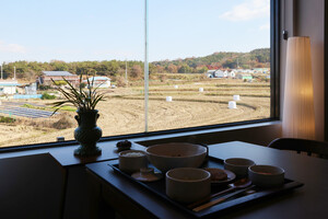 창밖으로 고요한 시골 마을이 펼쳐져 있다.