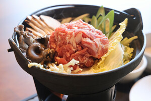 무쇠 전골냄비에 담겨나온 ‘쇠고기버섯불고기’.