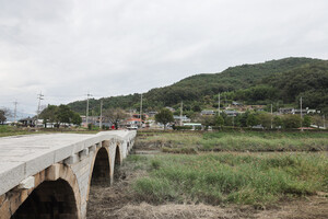 전남 보성 벌교천 홍교에서 바라본 태백산맥 배경지. 지주인 김범우가 소작인들의 농사일을 감시했던 봉림리 집이 있는 곳이 앞 동네다.&nbsp;