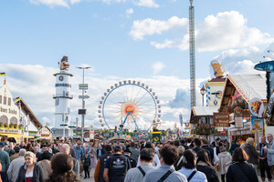 세계 3대 축제로 꼽히는 옥토버페스트 현장. 수많은 인파가 전통 의상을 입고 한데 모여 맥주와 음악, 춤을 즐기며 축제의 열기를 만끽하고 있다.
