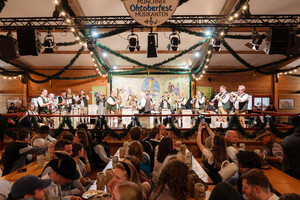 대형 텐트마다 연령별 타깃에 맞춰 차별화된 각종 공연이 펼쳐지며 흥을 한껏 끌어올리고 있다.