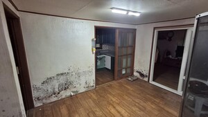 침수피해를 입은 가구 모습.