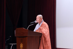 수덕사 주지 도신 스님이 인사말을 전하고 있다.