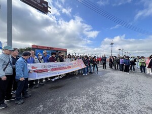 홍성 미식산책 ‘서해랑길 노을식탁’에 참가한 관광객들이 기념촬영을 하고 있다.