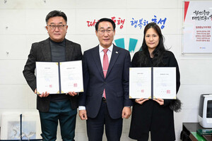 골목형상점가 지정서를 전달받은 ‘홍성 월산상가’와 ‘내포 청사로 상가’상인회장.