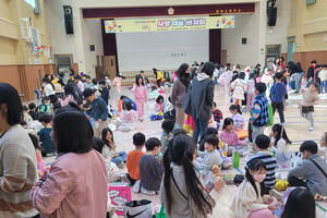 홍북초등학교 강당에서 열린 ‘사랑 나눔 바자회’.&nbsp;