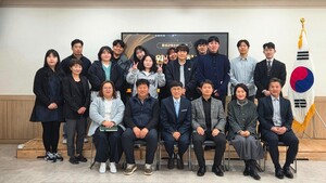 이순원 관장의 취임식 후 직원과 관계자들이 모여 기념촬영을 하고 있다.