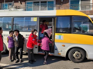 구항면 청광마을에 운행하는 마중버스에 어르신들이 탑승하는 모습.