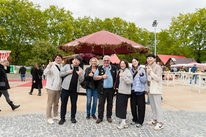 독일 뉘른베르크에서 열린 ‘제53회 구시가지 축제’를 취재한 〈공동취재단〉의 활동을 취재·보도한 현지 언론 〈Nurnberger Nachrichten(뉘른베르거 나흐리히텐)〉&nbsp;Anette Röckl(안넷테 뢰클) 편집장(왼쪽에서 세 번째), 구시가지축제협회 미하엘 하글(Michael Hagl) 회장(왼쪽에서 네 번째)과 기념사진을 촬영한&nbsp;〈공동취재단〉.