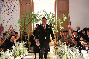 53대 회장으로 취임한 박종권 회장이 회원들의 축하를 받으며 입장하고 있다.