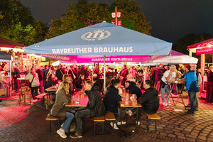 뉘른베르크 구시가지 축제의 ‘환영의 시장’ 풍경. 지역 양조장 맥주와 전통 음식을 즐기려는 시민과 관광객들로 밤거리 공간이 북적이며 축제의 활기가 가득하다.