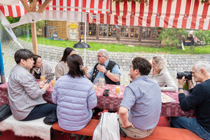 공동취재단이 미하엘 하글 회장에게 구시가지 축제에 대해 묻고 있다.