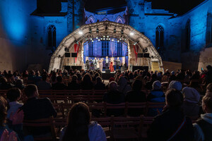 제2차 세계대전 당시 파괴된 수도원에서 공연이 펼쳐지고 있다.